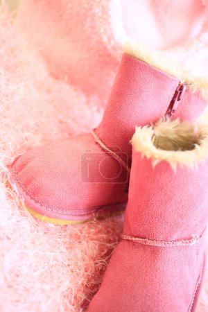 Téléchargez les photos : Bottes ugg rose sur couverture moelleuse confortable - en image libre de droit