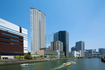 Téléchargez les photos : Architecture moderne de la ville d'Osaka, Japon, vue de la journée - en image libre de droit