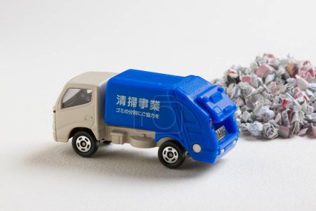 Foto de Modelo en miniatura de camión de basura azul y basura - Imagen libre de derechos