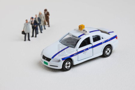 Foto de Personas en miniatura de pie en la cola y la espera de coche de taxi - Imagen libre de derechos