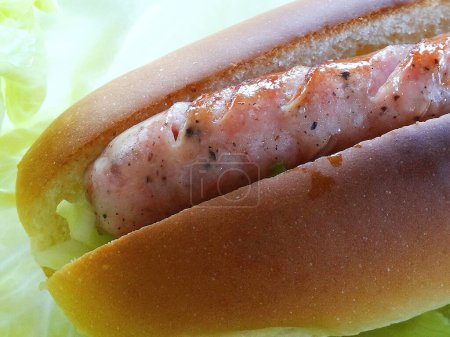 Foto de Primer plano de un delicioso hot dog con salchicha - Imagen libre de derechos