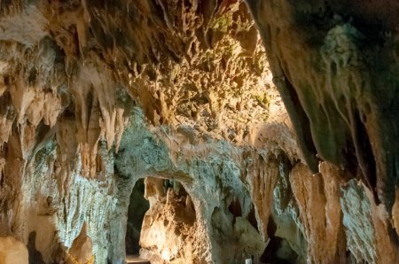 Téléchargez les photos : Caverne à couper le souffle et des formations contre la nature tranquille scène - en image libre de droit