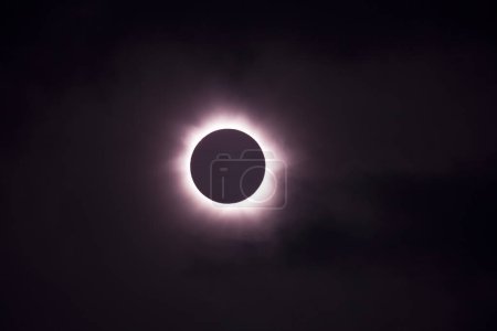 Téléchargez les photos : Vue de l'éclipse solaire dans le ciel, phénomène naturel - en image libre de droit
