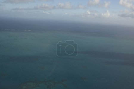 Téléchargez les photos : Vue aérienne de la belle surface de l'eau de mer turquoise - en image libre de droit
