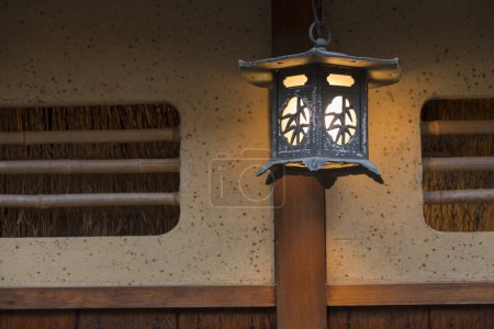 Foto de Plano detallado de la antigua decoración del santuario japonés linterna tradicional - Imagen libre de derechos