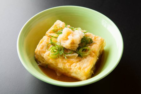 Téléchargez les photos : Tofu Agedashi. Tofu frit dans le bouillon Tsuyu. Alimentation asiatique - en image libre de droit