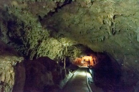 Téléchargez les photos : Superbe grotte et formations au milieu d'une nature pittoresque - en image libre de droit