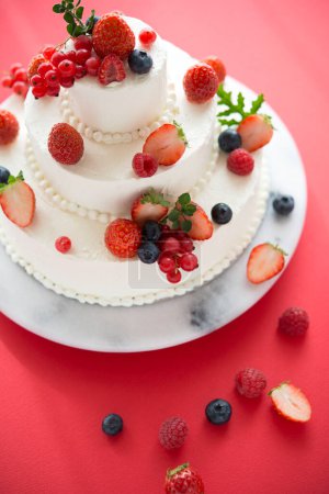 Téléchargez les photos : Vue rapprochée de délicieux gâteau de fête blanc aux baies et à la crème - en image libre de droit