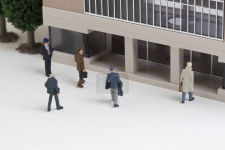 Téléchargez les photos : Figurines miniatures d'hommes marchant près de la gare - en image libre de droit