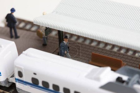 Téléchargez les photos : Figure miniature de l'homme près du train rapide à la gare - en image libre de droit