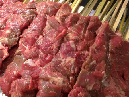 Téléchargez les photos : Steak de bœuf cru sur le gril - en image libre de droit
