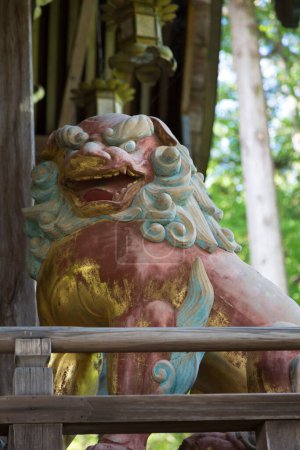 Foto de Plano detallado de la antigua escultura de decoración del santuario japonés - Imagen libre de derechos