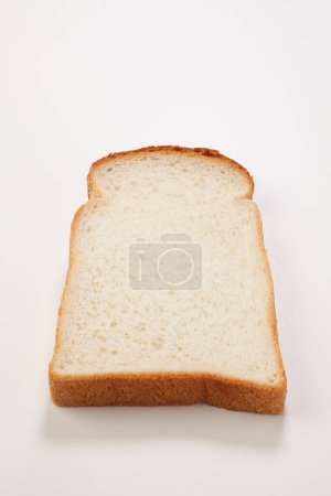 Téléchargez les photos : Tranche de pain frais sur fond blanc - en image libre de droit