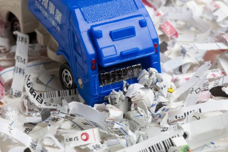 Téléchargez les photos : Modèle miniature de camion à ordures bleu et poubelle en papier - en image libre de droit