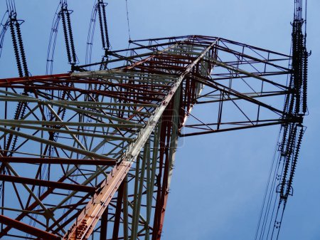 Foto de Torre de alto voltaje. torre de alto voltaje con cables y alambres. - Imagen libre de derechos