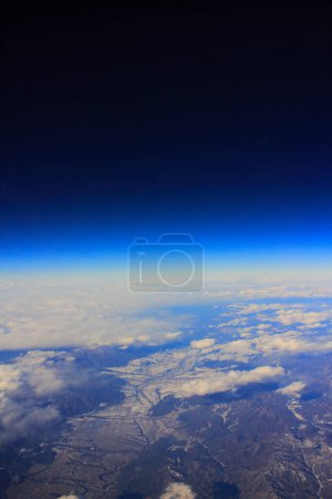 Foto de Vista aérea de las montañas y nubes en el cielo - Imagen libre de derechos