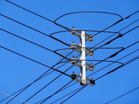 Téléchargez les photos : Lignes de transmission d'énergie électrique et ciel bleu - en image libre de droit