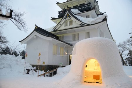 Foto de Plano escénico de hermoso templo japonés antiguo cubierto de nieve - Imagen libre de derechos