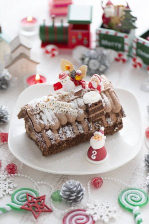 Foto de Vista de cerca de delicioso pastel de chocolate casero con decoraciones de Navidad - Imagen libre de derechos