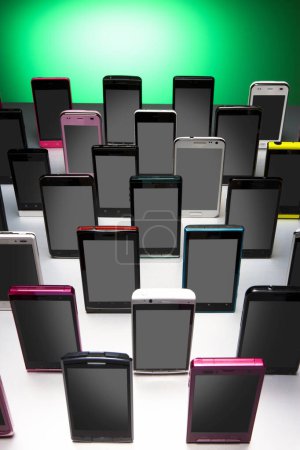 Téléchargez les photos : Téléphones mobiles modernes en différentes couleurs, plan studio - en image libre de droit