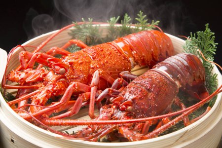 Téléchargez les photos : Vue rapprochée de délicieux fruits de mer. homards cuisson dans un bol en osier - en image libre de droit