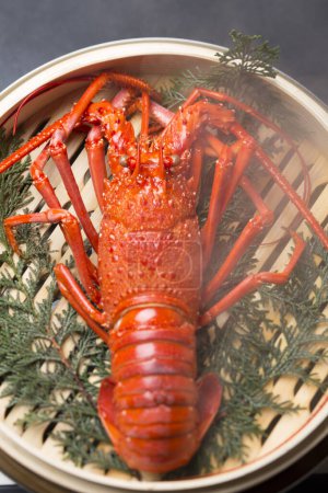 Téléchargez les photos : Vue rapprochée de délicieux fruits de mer. cuisson du homard dans un bol en bambou - en image libre de droit