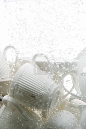 Téléchargez les photos : Vue rapprochée de tas de tasses se lavant dans l'eau - en image libre de droit
