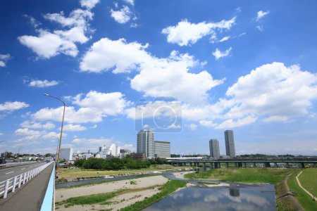 Foto de Río en la ciudad moderna y el cielo azul - Imagen libre de derechos