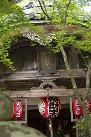 Foto de Plano escénico de hermoso santuario japonés antiguo rodeado de árboles - Imagen libre de derechos
