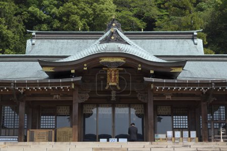 Téléchargez les photos : Plan panoramique de magnifique ancien sanctuaire japonais avec visiteur solitaire - en image libre de droit