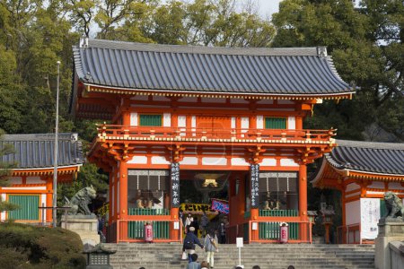 Téléchargez les photos : Plan panoramique du magnifique sanctuaire japonais antique avec des visiteurs sur les escaliers - en image libre de droit