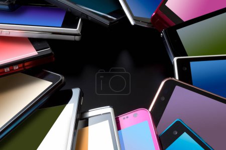 Téléchargez les photos : Vue de dessus de différents smartphones modernes sur fond noir - en image libre de droit