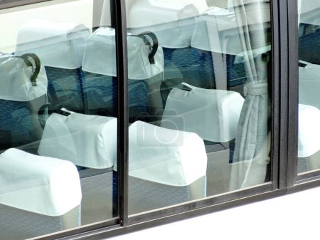 Foto de Ventanas de plástico blanco en el coche. - Imagen libre de derechos
