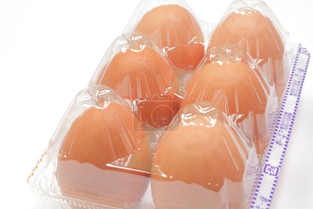 Foto de Vista de cerca de los huevos frescos en paquete de plástico sobre fondo blanco - Imagen libre de derechos