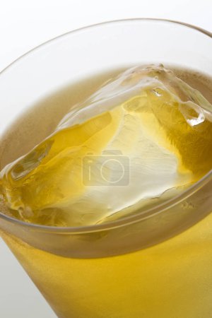 Téléchargez les photos : Vue rapprochée d'un délicieux cocktail en verre - en image libre de droit
