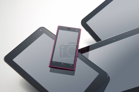 Foto de Teléfono móvil y tabletas con pantalla en blanco sobre fondo blanco - Imagen libre de derechos