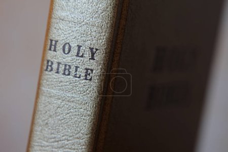 Foto de La Biblia está escrita en palabra dios - Imagen libre de derechos