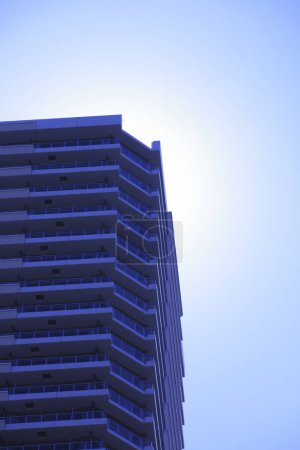 Téléchargez les photos : Bâtiment moderne dans la ville japonaise, gratte-ciel sur fond bleu ciel - en image libre de droit