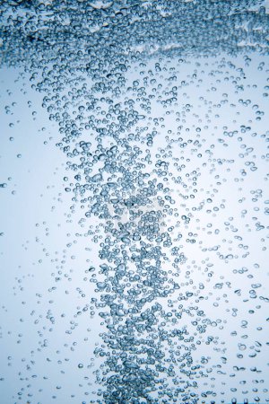 Téléchargez les photos : Gros plan d'une surface d'eau avec des bulles d'air - en image libre de droit