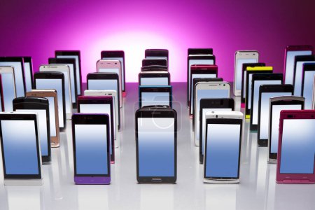 Foto de Grupo de teléfonos celulares modernos, vista de cerca. concepto de tecnología - Imagen libre de derechos