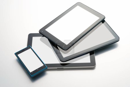 Foto de Vista de primer plano de los dispositivos digitales modernos sobre fondo blanco - Imagen libre de derechos