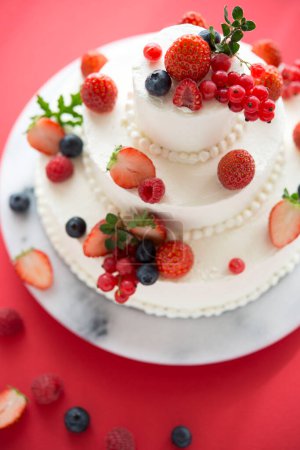 Foto de Vista de cerca de la deliciosa torta blanca festiva con bayas y crema - Imagen libre de derechos