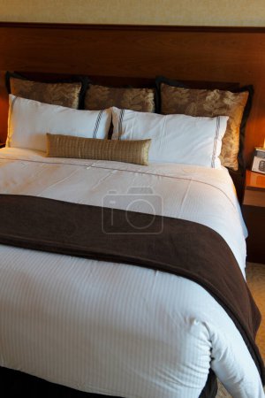 Téléchargez les photos : Intérieur de la chambre d'hôtel moderne avec lit et lit - en image libre de droit