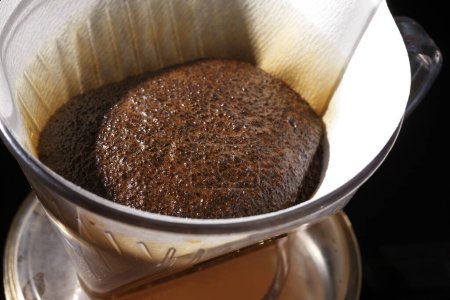 Foto de Granos de café en la máquina, molinillo de café, primer plano, vista superior - Imagen libre de derechos