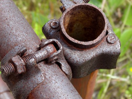 Foto de Vieja tubería de agua oxidada - Imagen libre de derechos