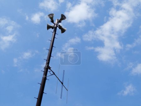 Téléchargez les photos : Antenne et tour de télévision sur le fond du ciel bleu. - en image libre de droit