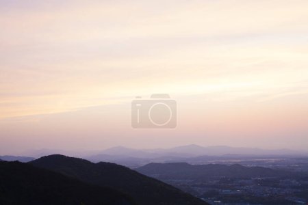 Téléchargez les photos : Magnifique coucher de soleil sur la montagne - en image libre de droit