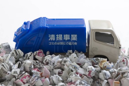 Téléchargez les photos : Mini modèle de camion à ordures bleu et poubelle en papier - en image libre de droit