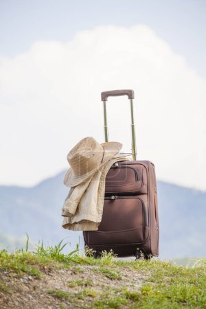 Téléchargez les photos : Valise avec bagages sur route - en image libre de droit