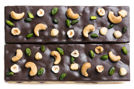Foto de Barras de chocolate con diferentes frutos secos, delicioso postre - Imagen libre de derechos